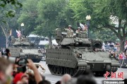 梦见人血美国纪念陆军成立250周年阅兵仪式在华盛顿举行