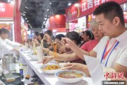 梦见人血“嗦粉”经济火热 中国多地“食力”出圈