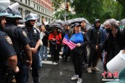 梦见人血美国多地举行“没有国王”抗议活动